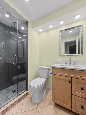 6470 HOLLYWOOD BOULEVARD 104, Sarasota, FL 34231