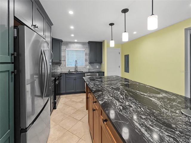 6470 HOLLYWOOD BOULEVARD 104, Sarasota, FL 34231