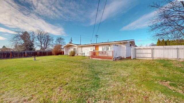 822 SE 12th Street, College Place, WA 99324