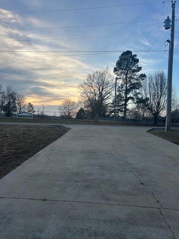 134 Coleman St, Big Sandy, TN 38221