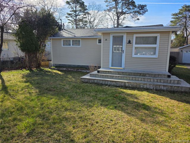 14 Lincoln Road, Hampton Bays, NY 11946