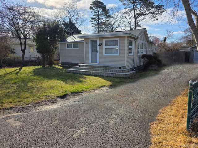14 Lincoln Road, Hampton Bays, NY 11946