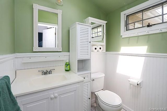 14 Lincoln Road, Hampton Bays, NY 11946