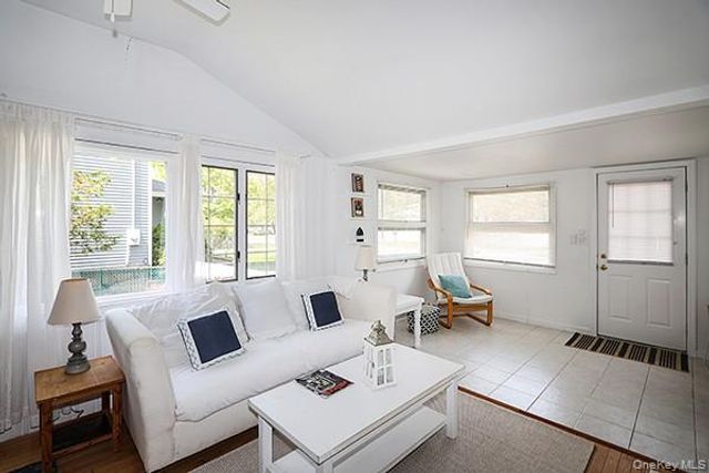14 Lincoln Road, Hampton Bays, NY 11946