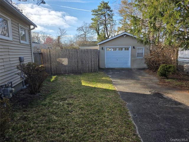 14 Lincoln Road, Hampton Bays, NY 11946