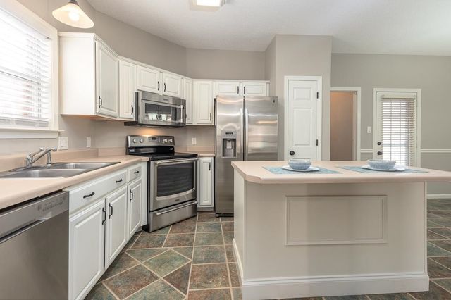 1213 OAK CREEK DR, Collierville, TN 38017