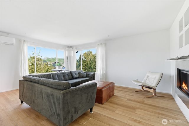 3824 23rd Avenue SW, Seattle, WA 98106