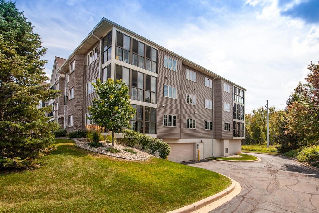 211 Oconomowoc PARKWAY, Oconomowoc, WI 53066