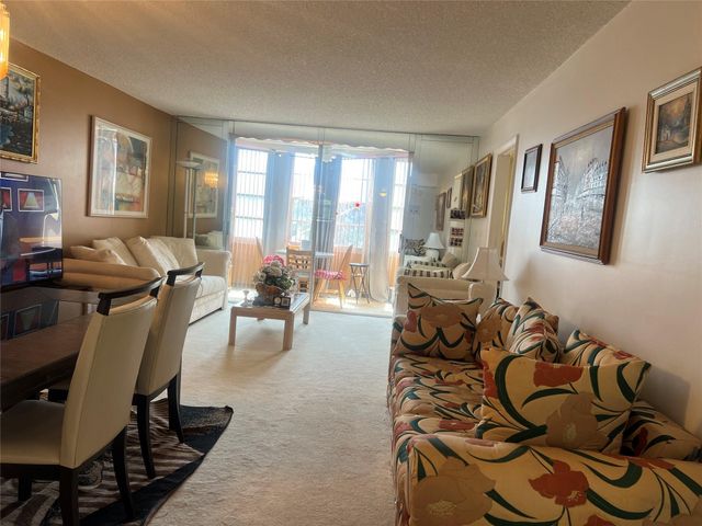 9420 Sunrise Lakes Boulevard 212, Sunrise, FL 33322