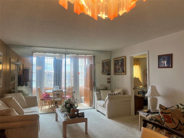 9420 Sunrise Lakes Boulevard 212, Sunrise, FL 33322