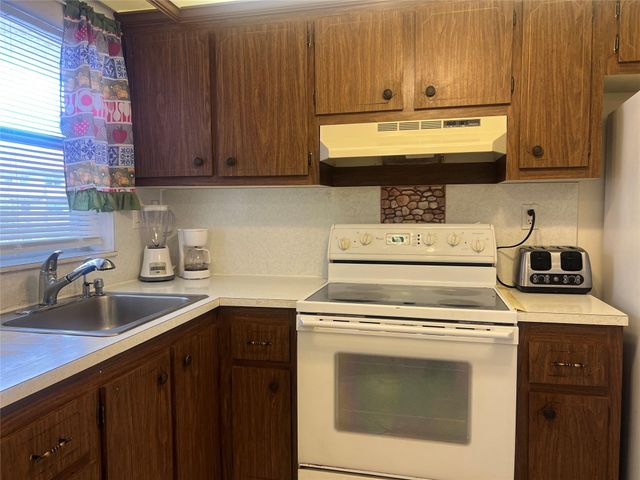 9420 Sunrise Lakes Boulevard 212, Sunrise, FL 33322