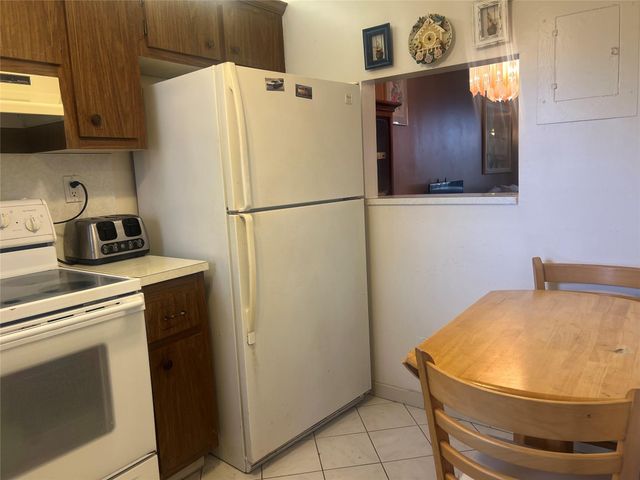 9420 Sunrise Lakes Boulevard 212, Sunrise, FL 33322