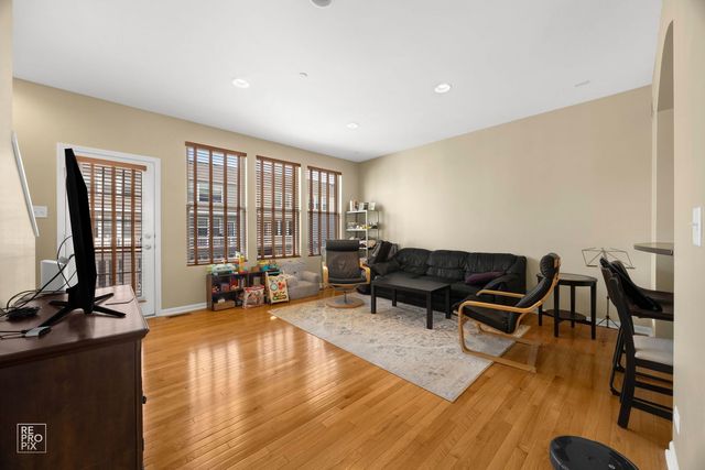 706 E Wing Street, Arlington Heights, IL 60004