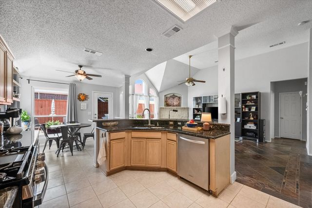 704 Oakridge Drive, Lake Dallas, TX 75065