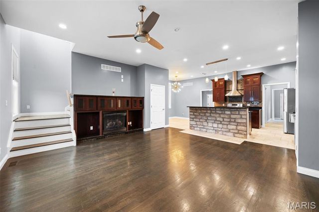 2112 S 11th Street, St Louis, MO 63104