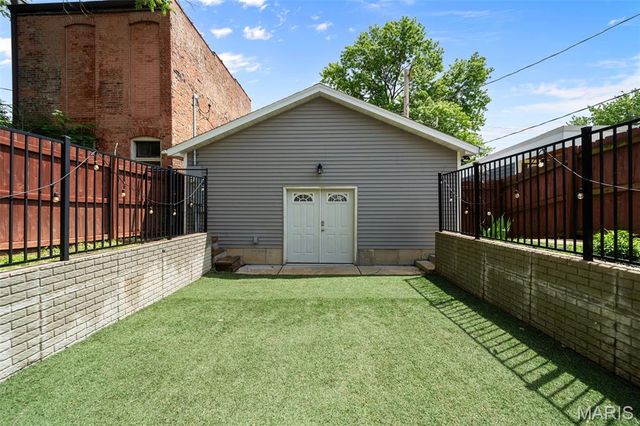 2112 S 11th Street, St Louis, MO 63104
