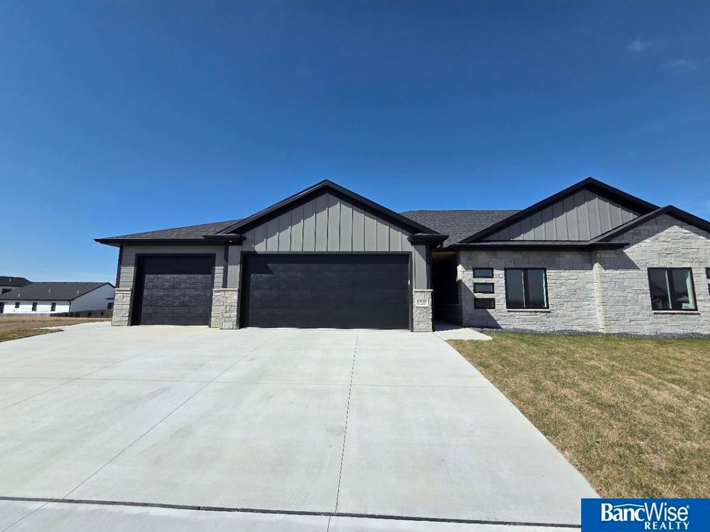 9409 Delano Drive, Lincoln, NE 68516