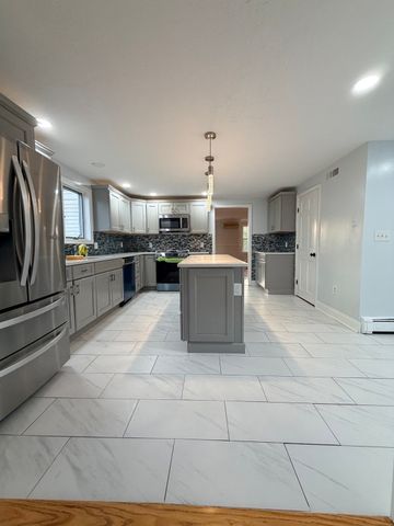 29 Newport Rd, Hull, MA 02045
