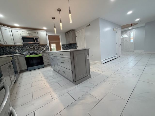 29 Newport Rd, Hull, MA 02045