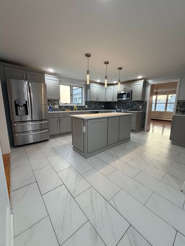 29 Newport Rd, Hull, MA 02045
