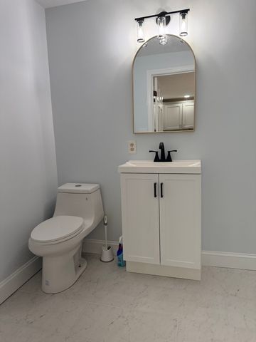 29 Newport Rd, Hull, MA 02045