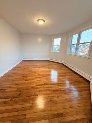 29 Newport Rd, Hull, MA 02045