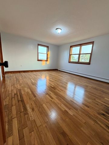 29 Newport Rd, Hull, MA 02045