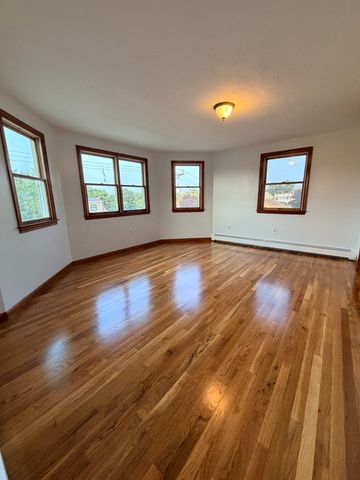 29 Newport Rd, Hull, MA 02045