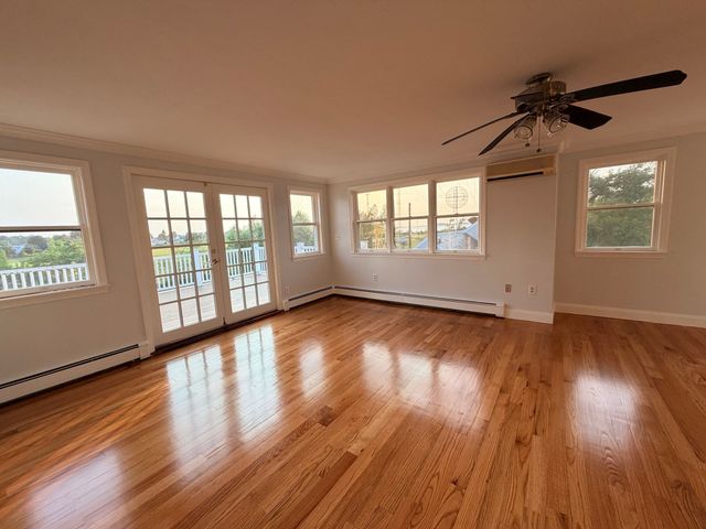 29 Newport Rd, Hull, MA 02045
