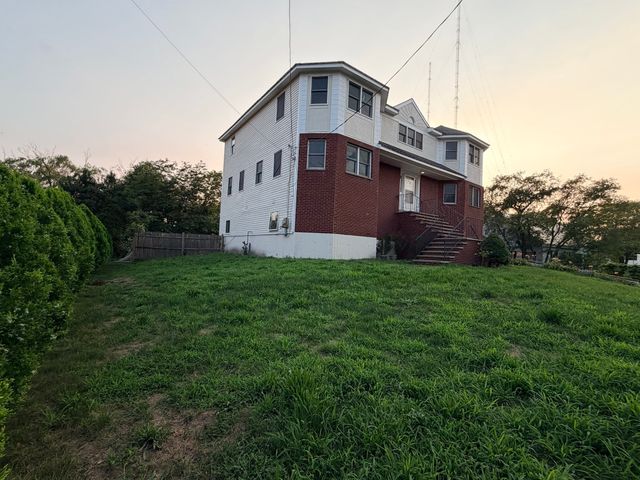 29 Newport Rd, Hull, MA 02045