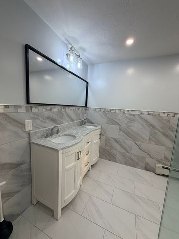 29 Newport Rd, Hull, MA 02045