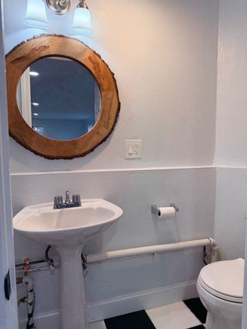 29 Newport Rd, Hull, MA 02045