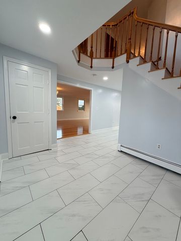 29 Newport Rd, Hull, MA 02045
