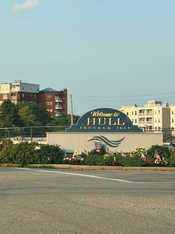 29 Newport Rd, Hull, MA 02045