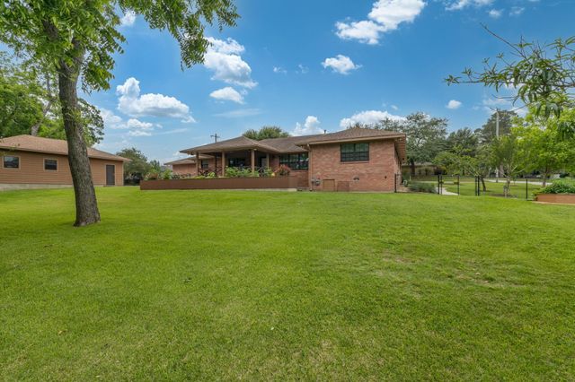 408 W Tom Green Street, Brenham, TX 77833
