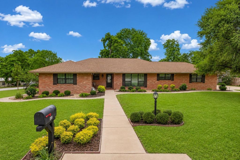 408 W Tom Green Street, Brenham, TX 77833