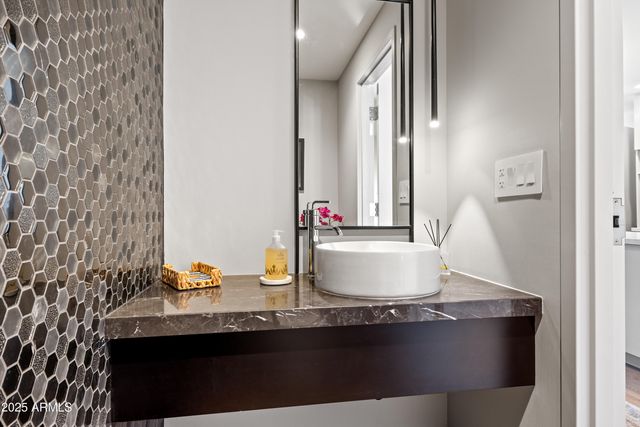 5455 E Lincoln Drive 2011, Paradise Valley, AZ 85253