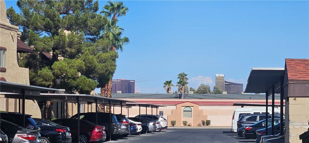 5081 Pioneer Avenue 204, Las Vegas, NV 89146 — photo 2