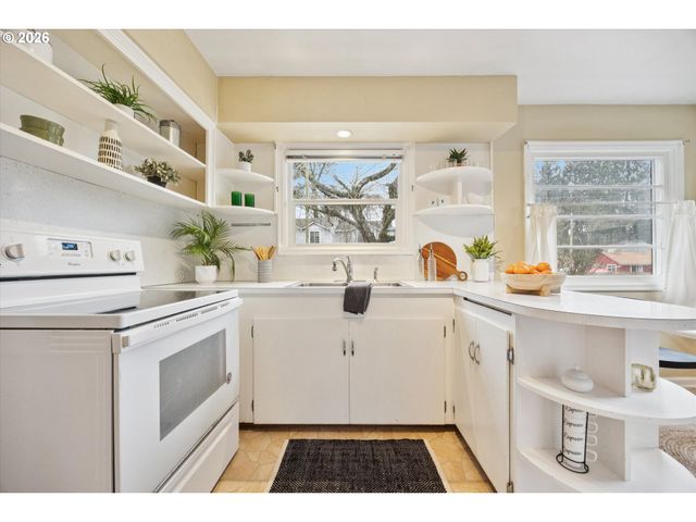 8524 N SAINT JOHNS Ave, Portland, OR 97203