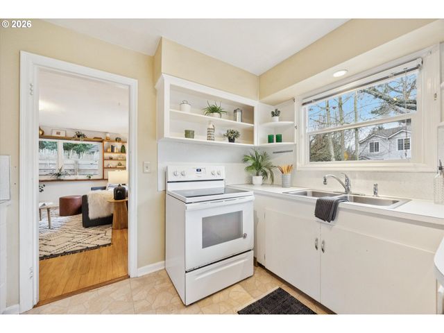 8524 N SAINT JOHNS Ave, Portland, OR 97203