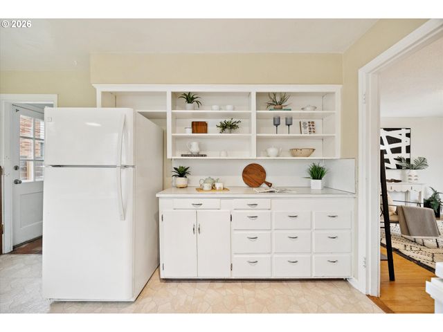 8524 N SAINT JOHNS Ave, Portland, OR 97203