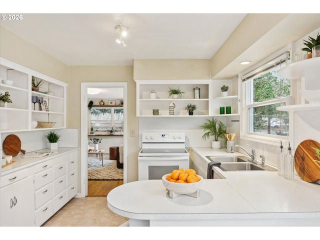 8524 N SAINT JOHNS Ave, Portland, OR 97203