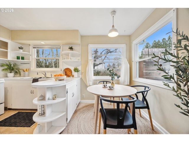 8524 N SAINT JOHNS Ave, Portland, OR 97203