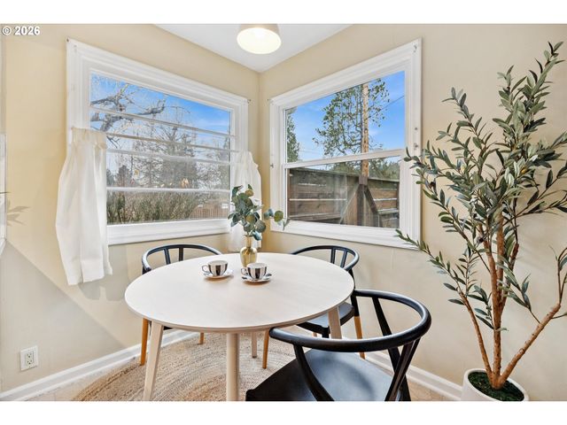 8524 N SAINT JOHNS Ave, Portland, OR 97203