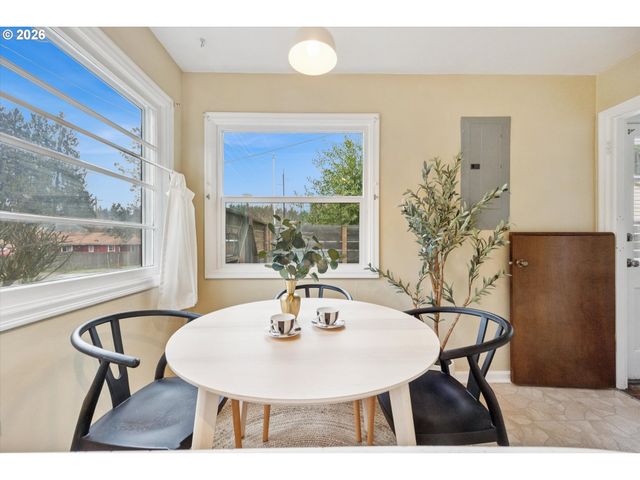 8524 N SAINT JOHNS Ave, Portland, OR 97203