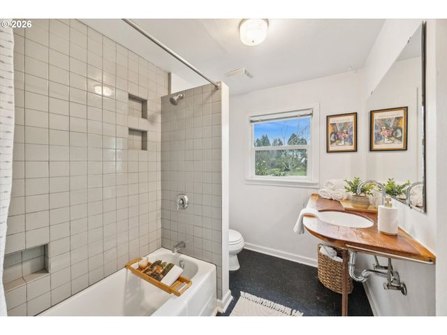 8524 N SAINT JOHNS Ave, Portland, OR 97203