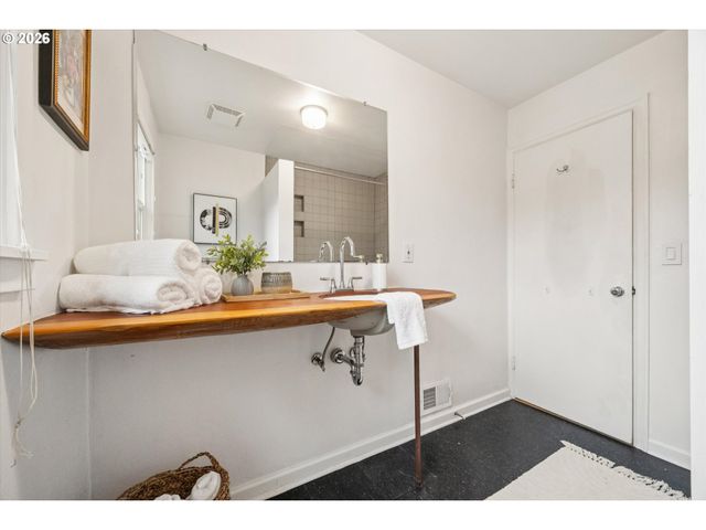 8524 N SAINT JOHNS Ave, Portland, OR 97203