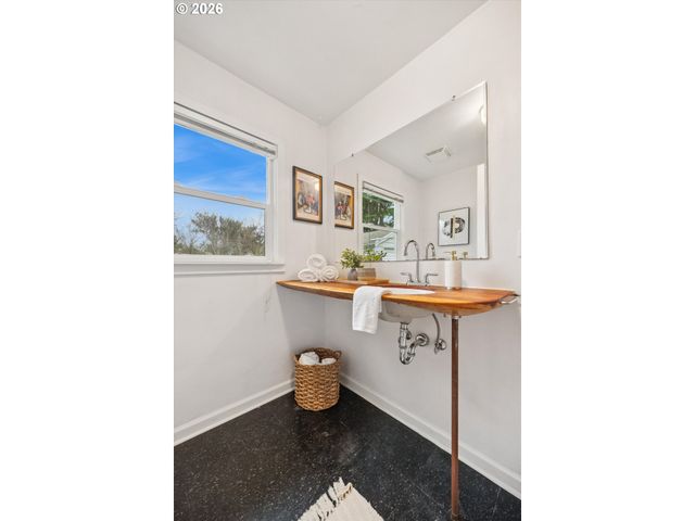 8524 N SAINT JOHNS Ave, Portland, OR 97203