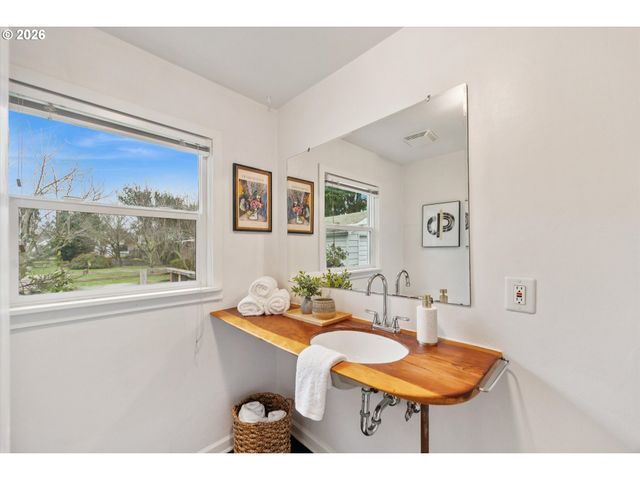 8524 N SAINT JOHNS Ave, Portland, OR 97203