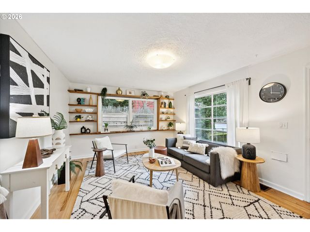 8524 N SAINT JOHNS Ave, Portland, OR 97203